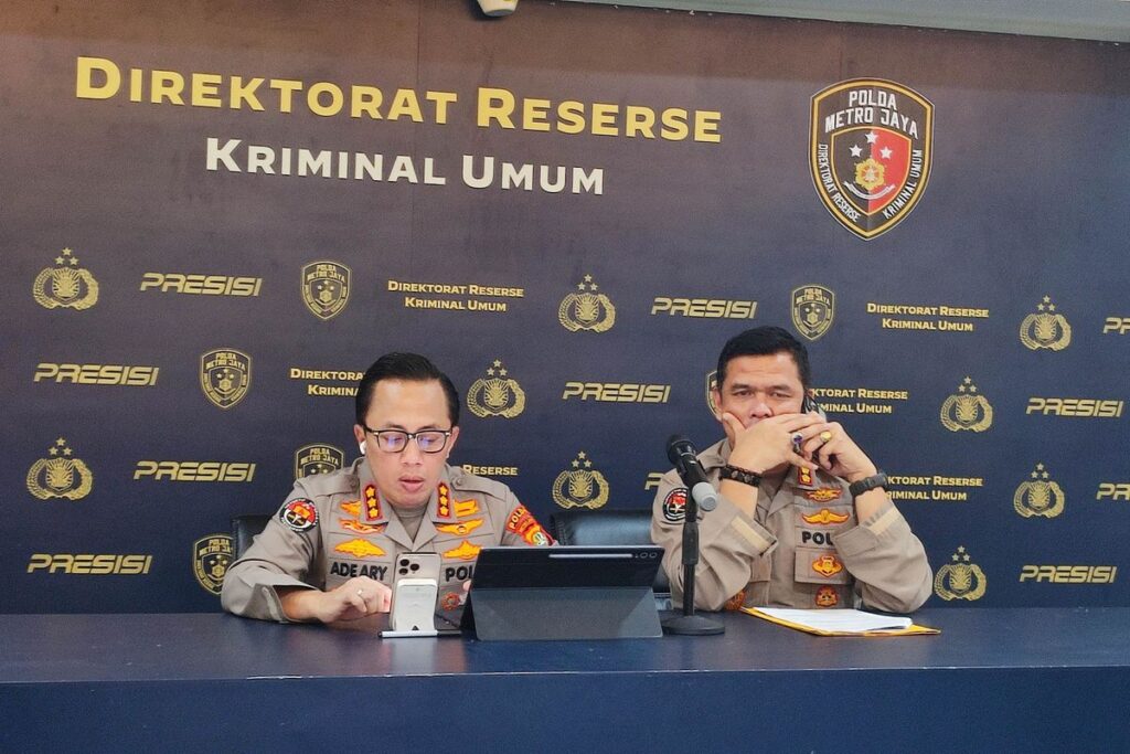 Konferensi pers Direktorat Reserse Kriminal Umum Polda Metro Jaya terkait kasus penipuan ijazah Jokowi, menampilkan dua perwira polisi di meja konferensi.